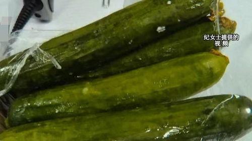 女子买瓜吃瓜的样子视频,女子买瓜吃瓜的欢乐瞬间