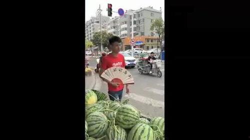 女子买瓜吃瓜的样子视频,女子买瓜吃瓜的欢乐瞬间