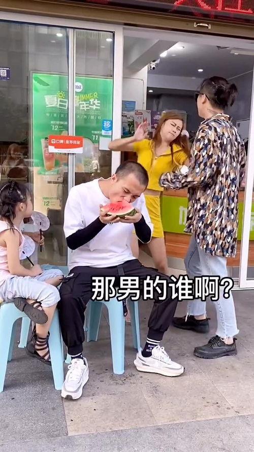 情侣天台上约会吃瓜,情侣天台浪漫约会瞬间