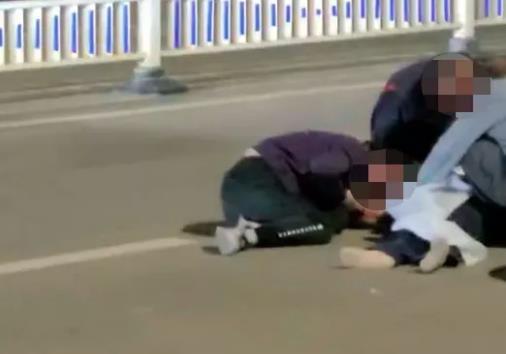 行人吵架路人吃瓜视频,路人“吃瓜”见证人间百态