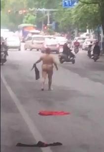 行人吵架路人吃瓜视频,路人“吃瓜”见证人间百态